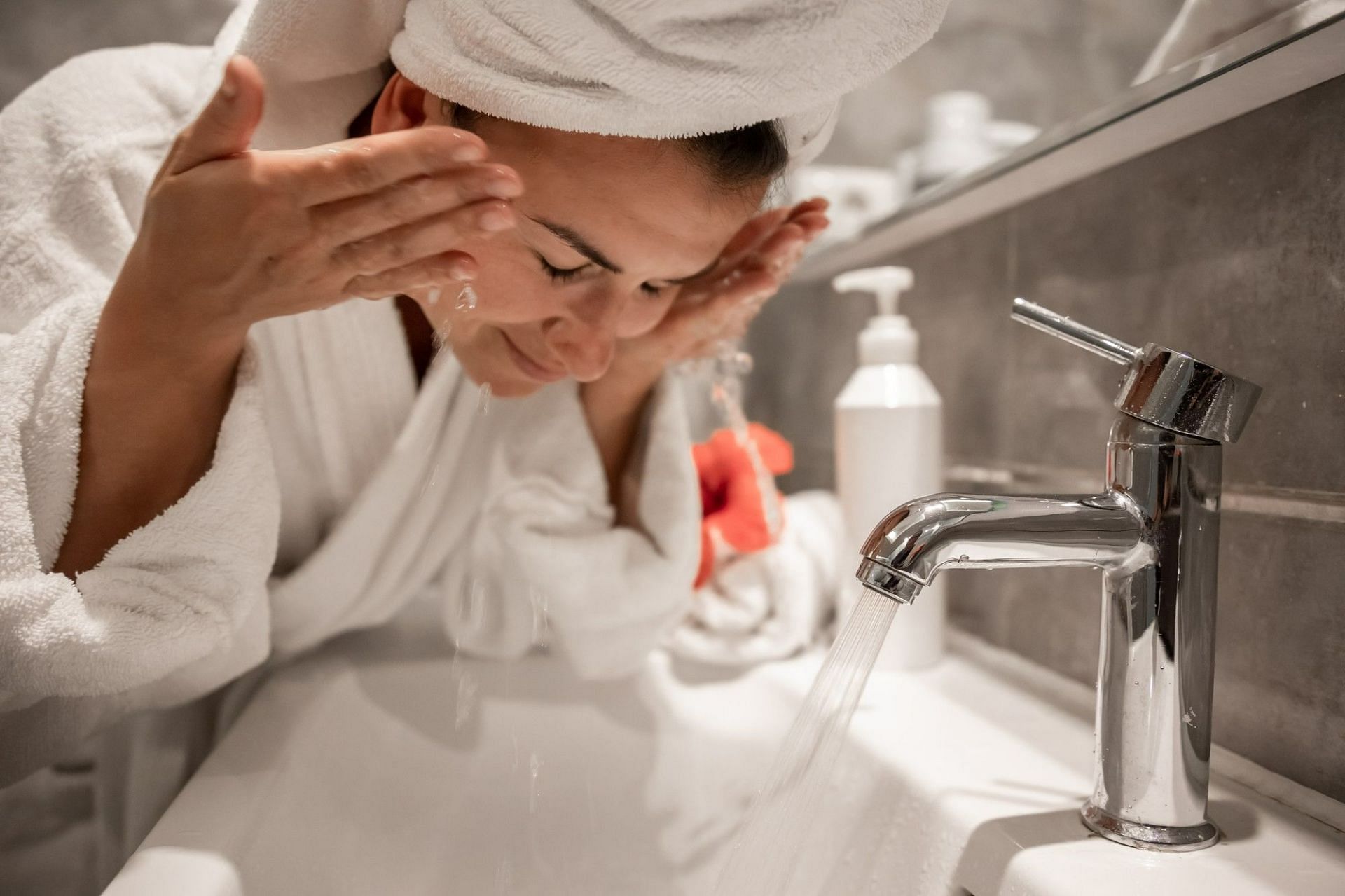 How often should I wash my face? (Image by pvproductions on Freepik)