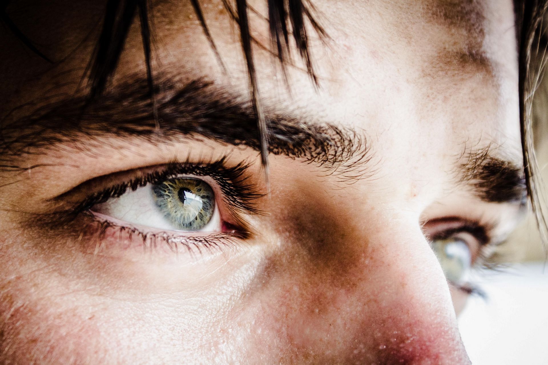 Hooded eyes (Image via Unsplash/Quinten De Graaf)