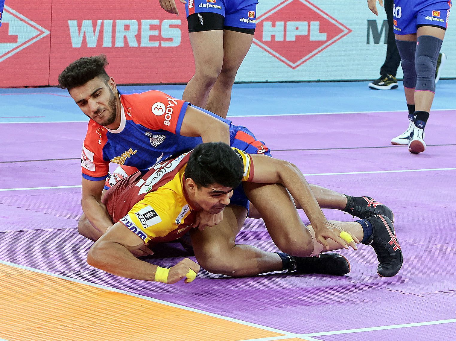 Jaideep with a failed tackle against Pawan Sehrawat (Credits: PKL)