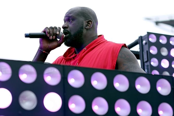 “Now he shatters billboards”: Shaquille O'Neal delights fans with hilarious off-key rendition of Akon’s iconic 'Smack That' song