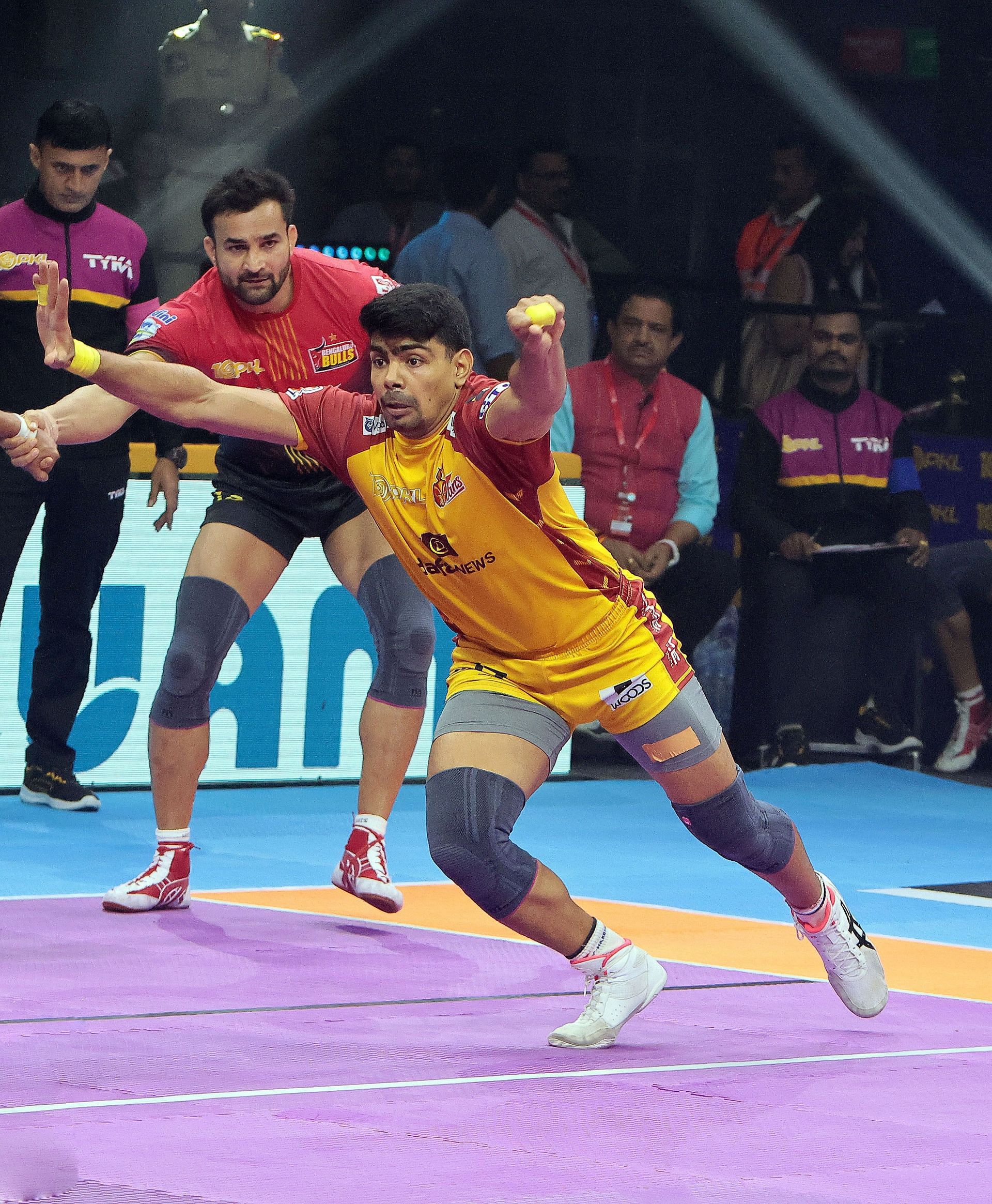 Pawan Sehrawat in action against Bengaluru Bulls (Credits: PKL)