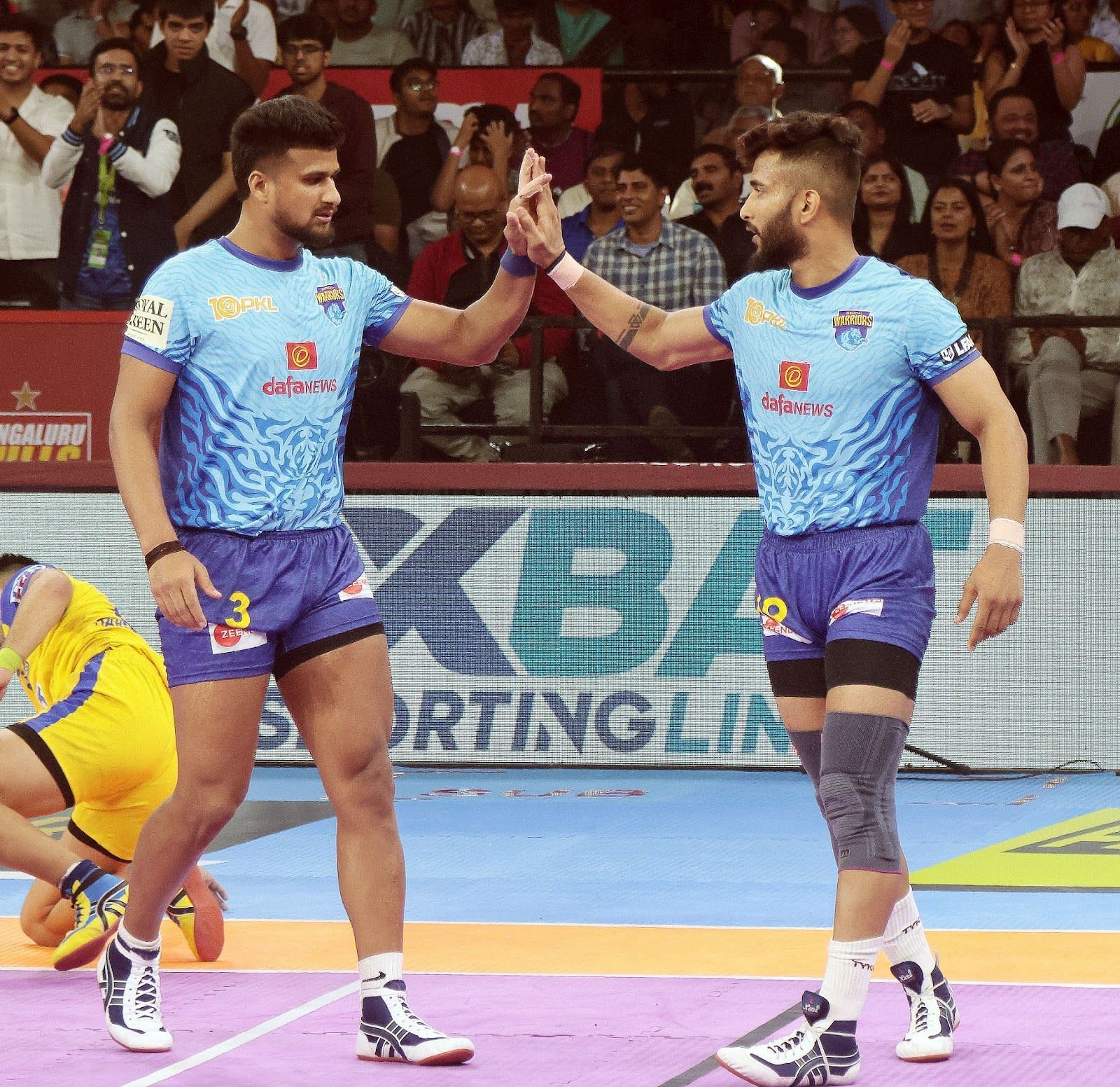 Shubham Shinde with a high-five to his teammate (Credits: PKL)