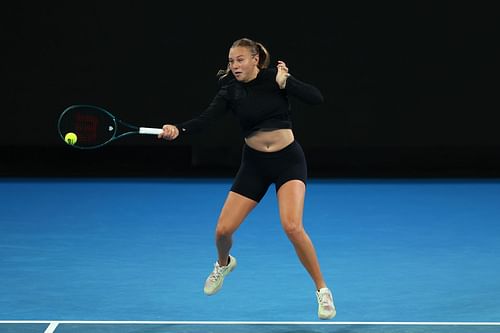 Amanda Anisimova practising ahead of the 2024 Australian Open