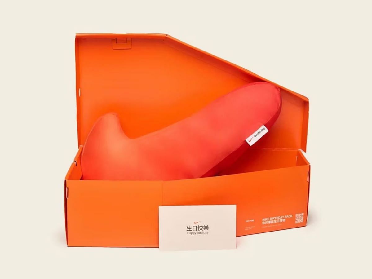Nike &quot;Birthday Pillow&rdquo; gift box (Image via Twitter/@fullress)