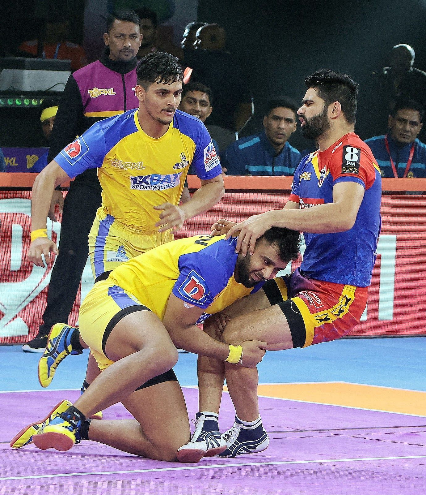 Sahil Gulia with a double thigh-hold of Pardeep Narwal (Credits: PKL)