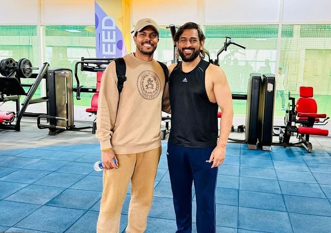 "ARRIVE AS A KING LIVE AS A LEGEND, BE REMEMBERED AS A GENTLEMAN"- Umesh Yadav as he poses with MS Dhoni