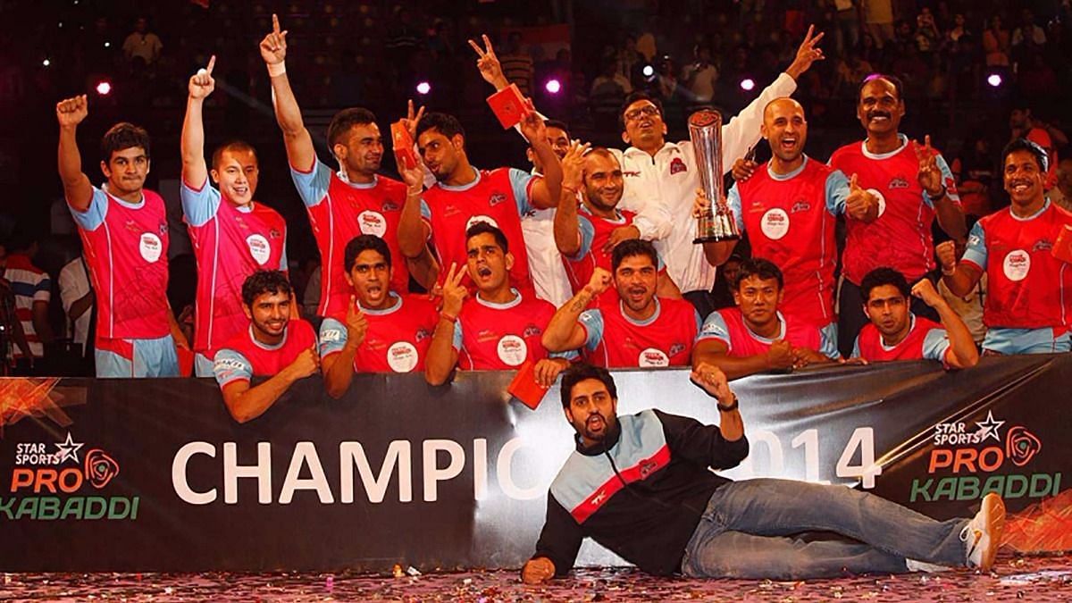 Jaipur Pink Panthers with the trophy in Season 1 (Credit: PKL)
