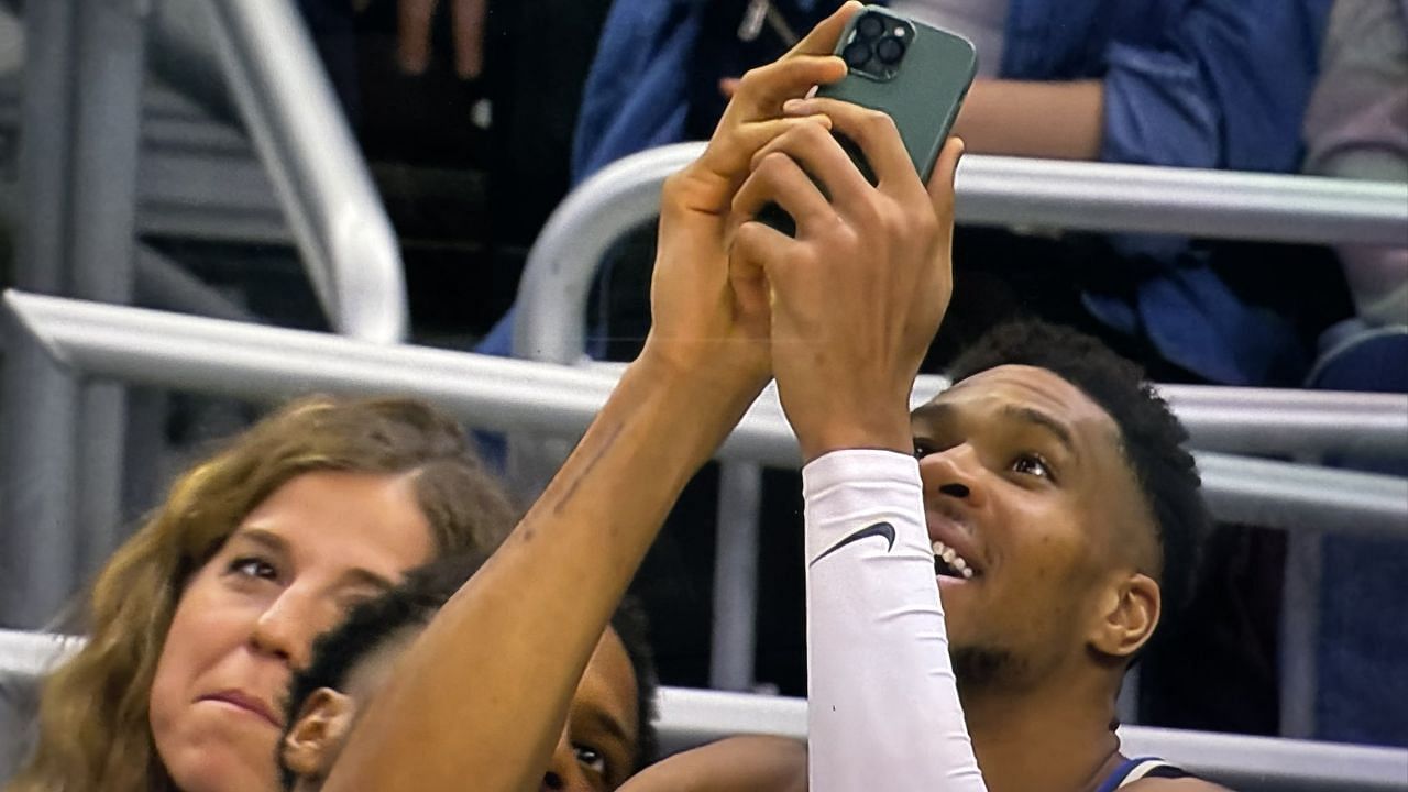 Milwaukee Bucks superstar Giannis Antetokounmpo scanning a QR code for free chicken wings late in the game against the New Orleans Pelicans. (Image source: Bally Sports WI)