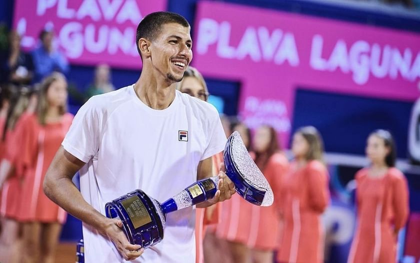 Who coaches Alexei Popyrin?