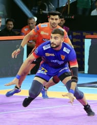 Ashu Malik of Dabang Delhi in action against U Mumba (Credits: PKL)