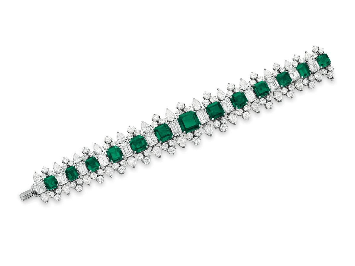 The Bvlgari Emerald and Diamond bracelet (Image via Christie&rsquo;s)