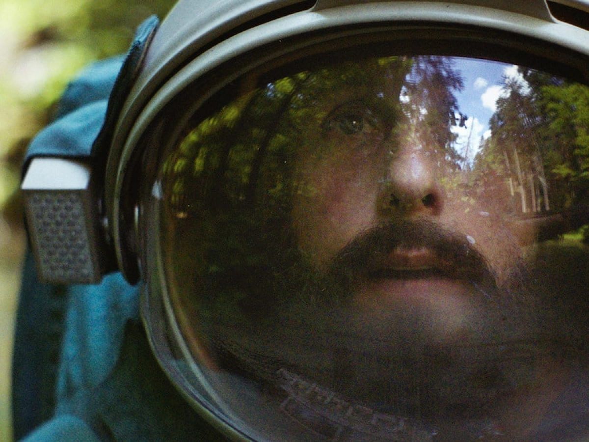 A still from Spaceman (Image via Netflix)