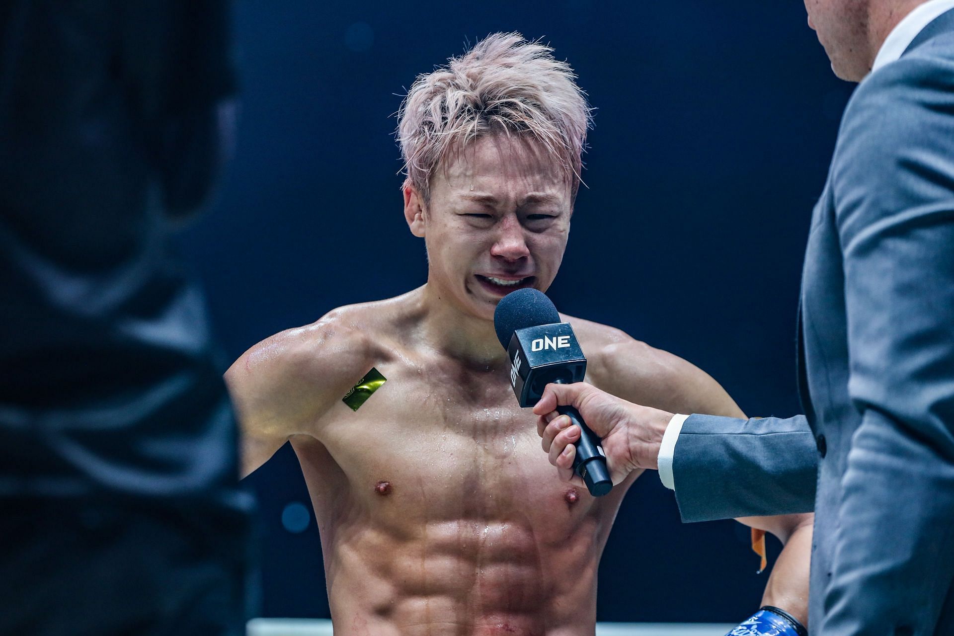 An emotional Takeru Segawa breaks down in a post-fight interview after his loss to Superlek. 