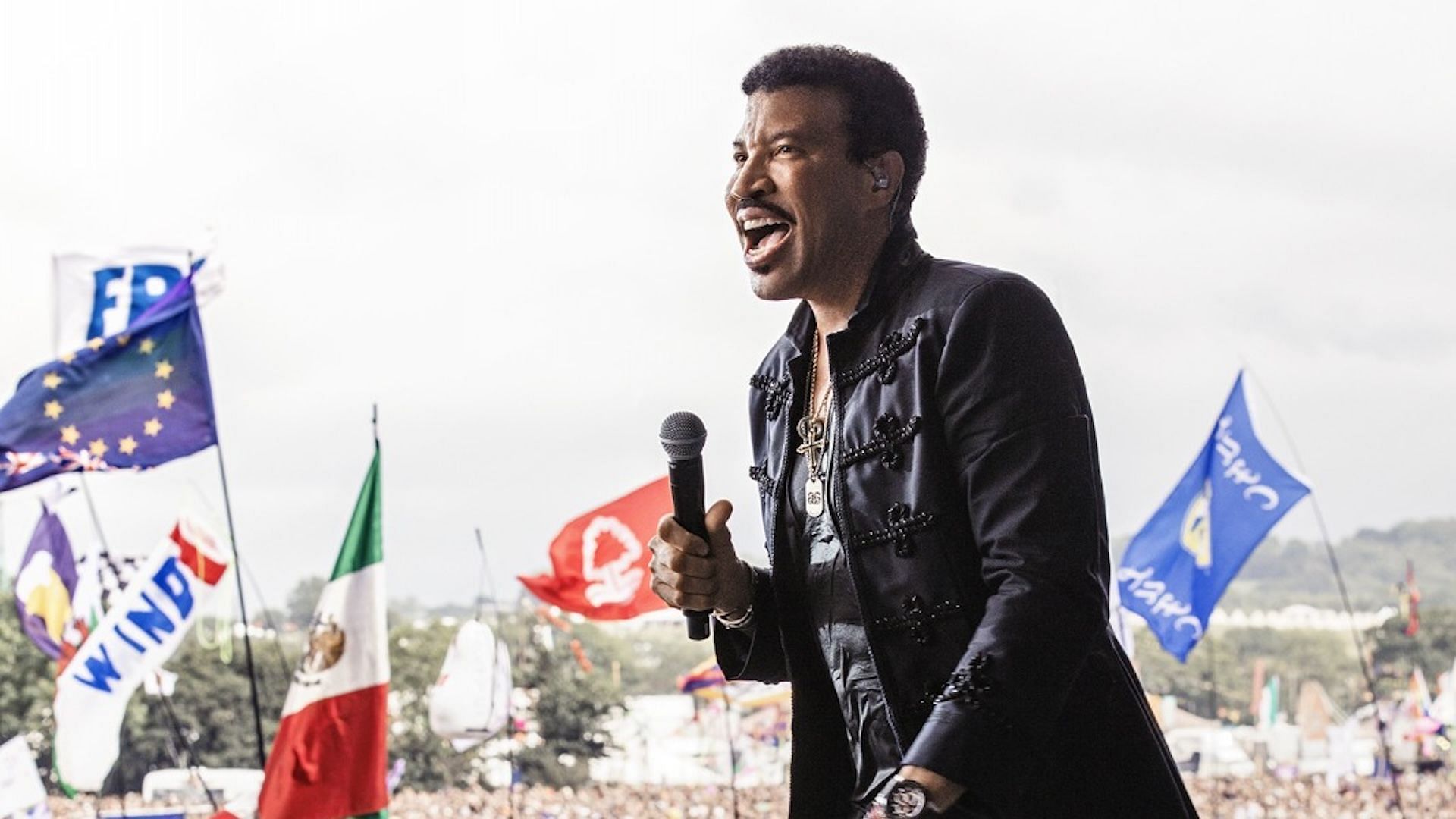 Lionel Richie performing at Glastonbury in 2015 (Image via Lionel Richie