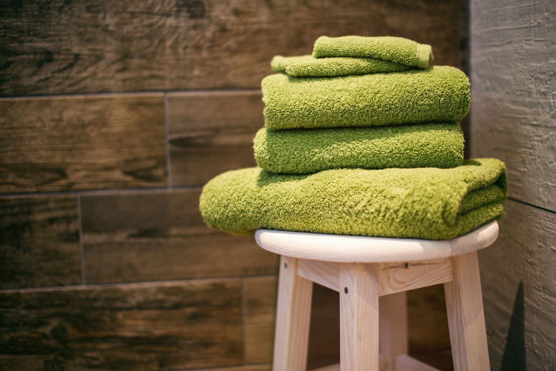 This technique of using a towel can reduce belly fats (Image via Unsplash/ Denny Muller)