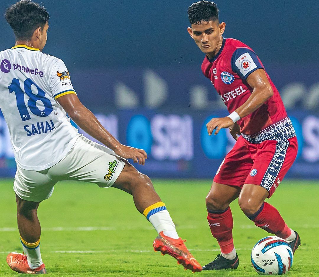 Jitendra Singh in action for Jamshedpur FC.