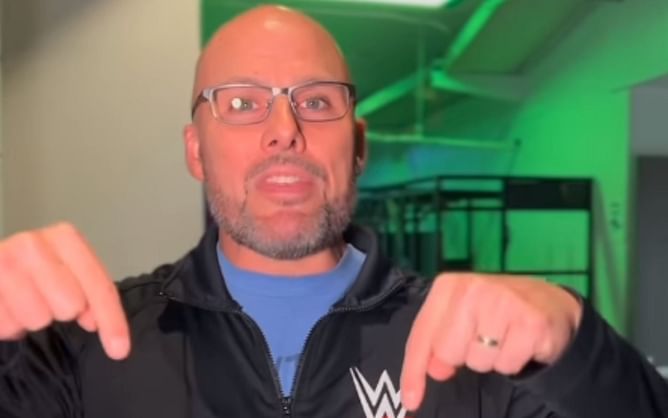 [VIDEO] Male WWE legend gets into an argument with Adam Pearce after entering the women's Royal Rumble match