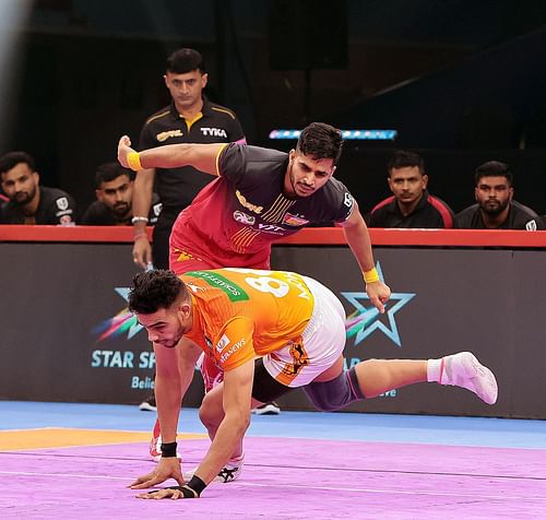 Saurabh Nandal (behind) of Bengaluru Bulls (Credits: PKL)