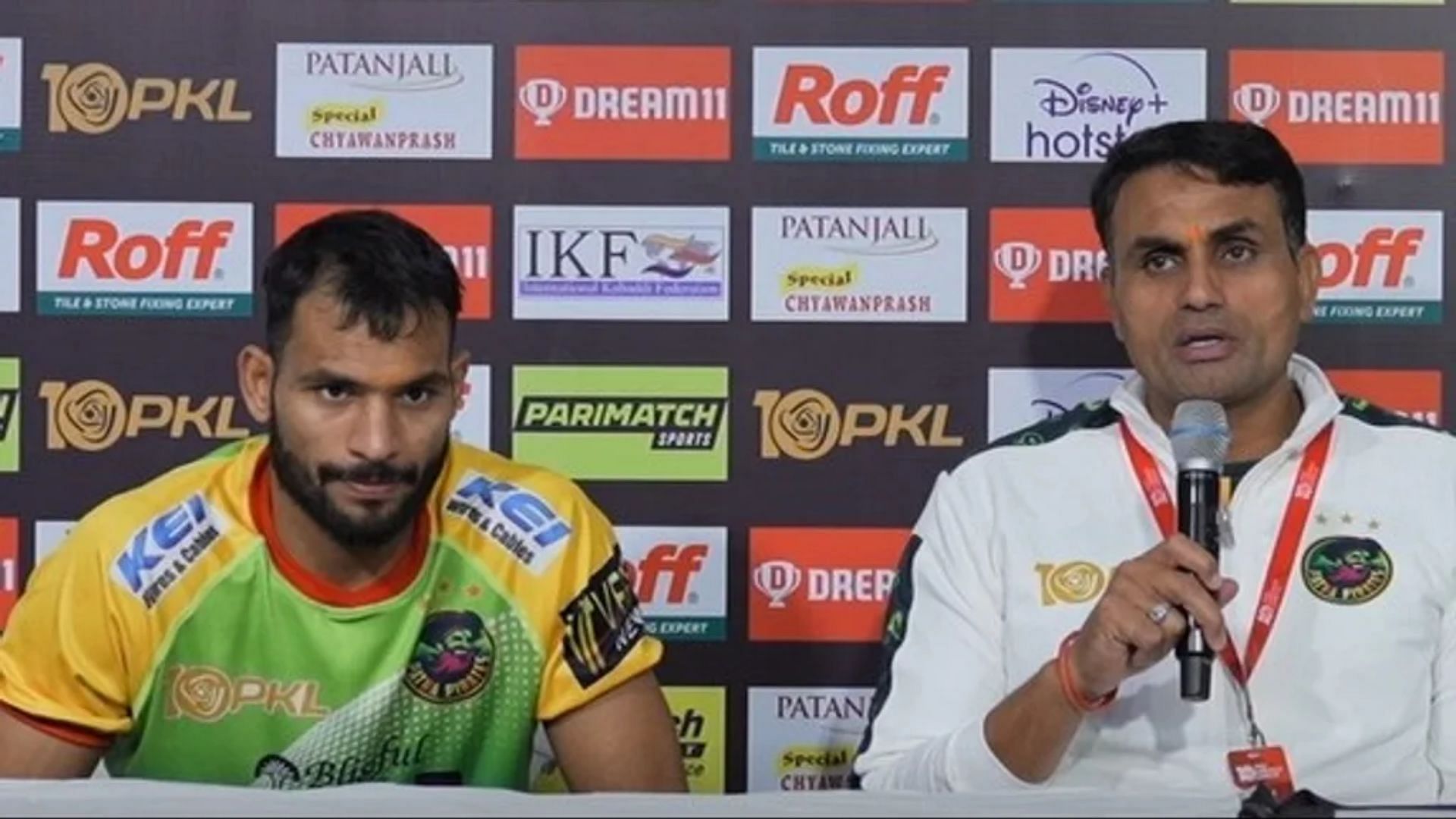 Sachin Tanwar (L) of Patna Pirates with Coach Narender Redu (Image via PKL)