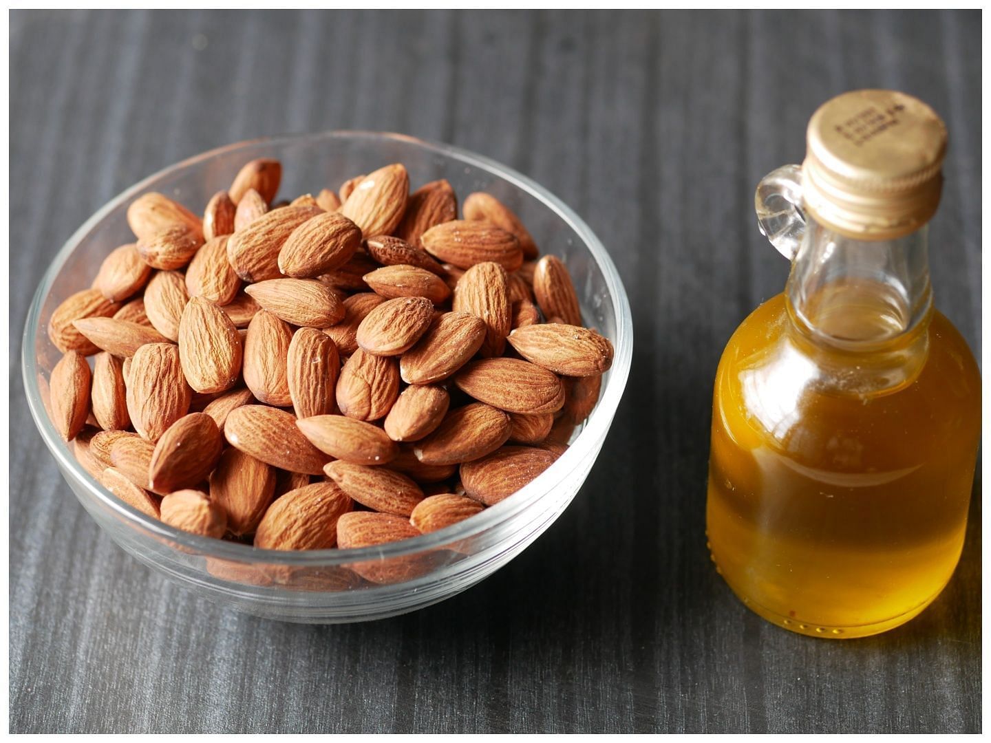 Almond supplies vitamins to your skin (Image via Vecteezy)