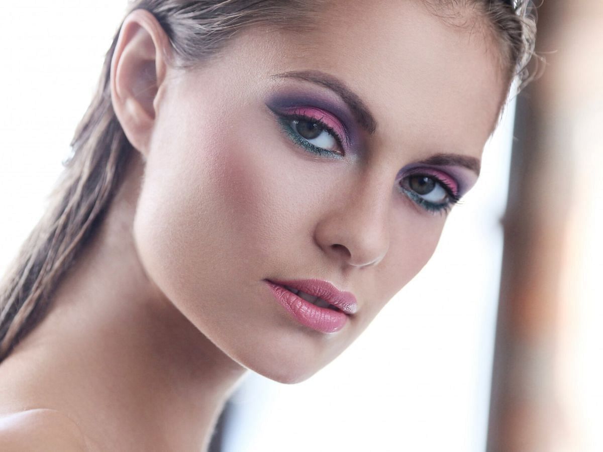 The pink look (image via Freepik)