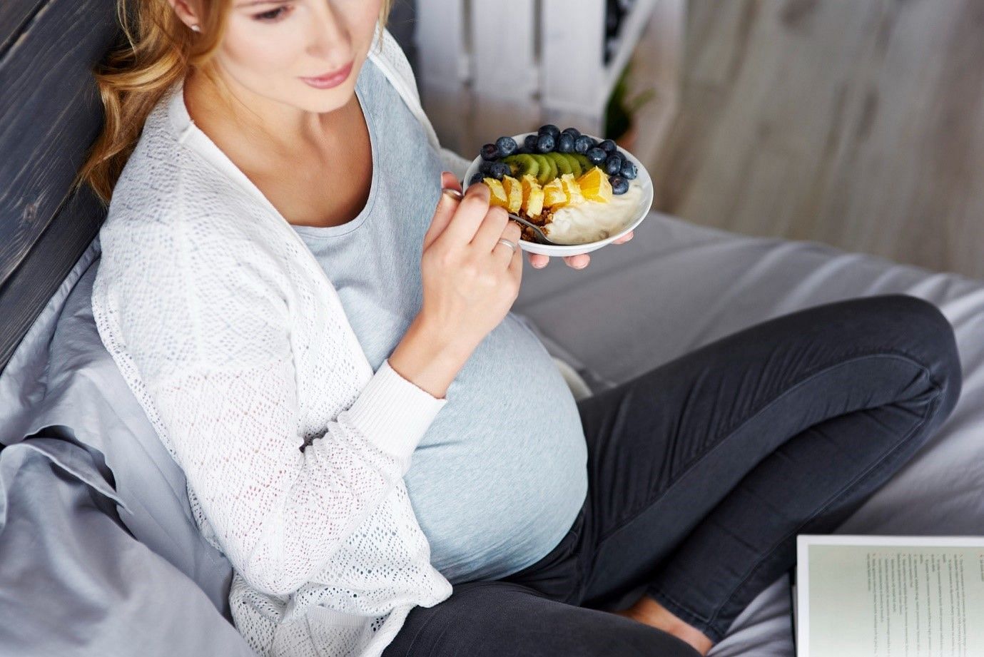 What are the things to avoid in early pregnancy? (image by gpointstudio on freepik)
