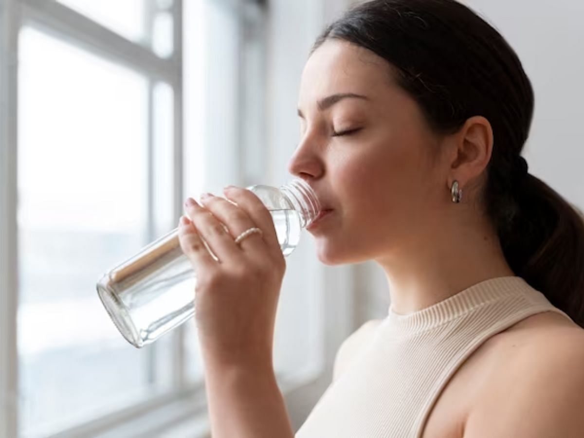 Sufficient hydration is a must (image via Freepik)