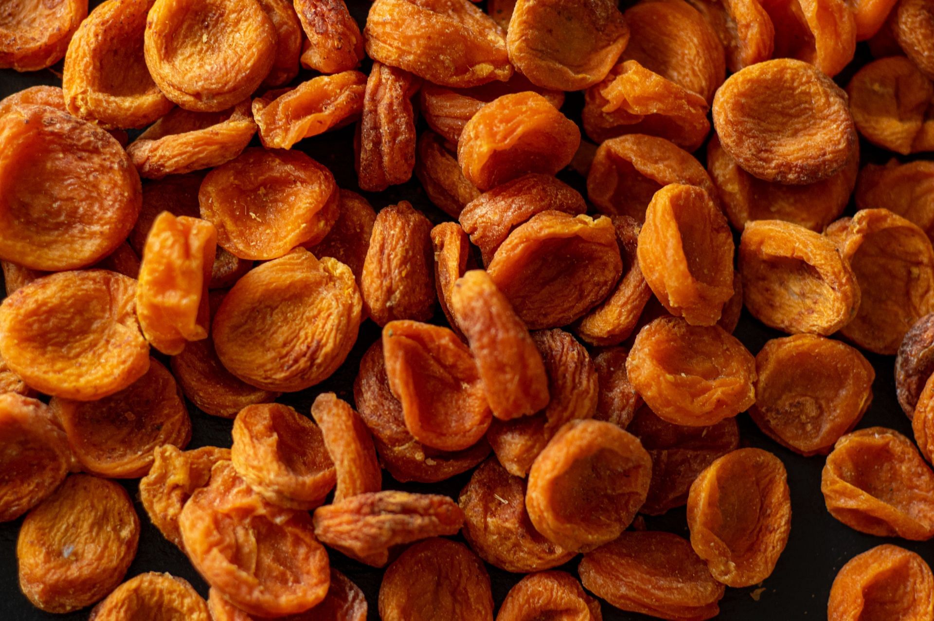Dried or fresh apricots can be used to make tea. (Image via Unsplash/ Elena Mozhvilo)