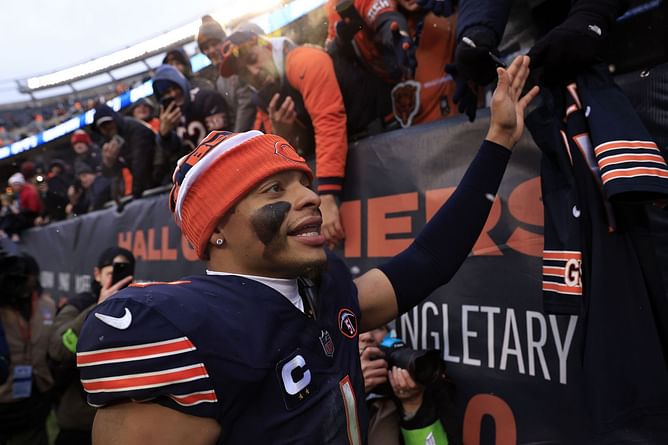 NFL Trade Rumors: Insider names Justin Fields asking price, Bears left with huge decision to make