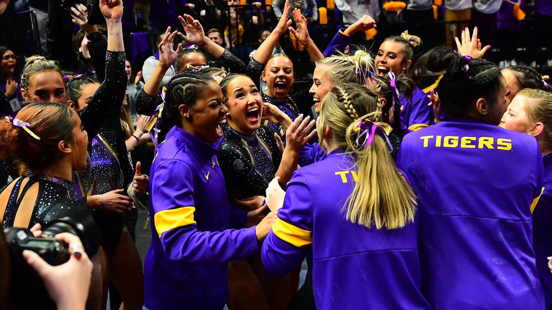 LSU gymnasts celebrate (Image via lsusports.net)