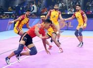 Amirmohammad Zafardanesh in action against Titans (Credits: PKL)