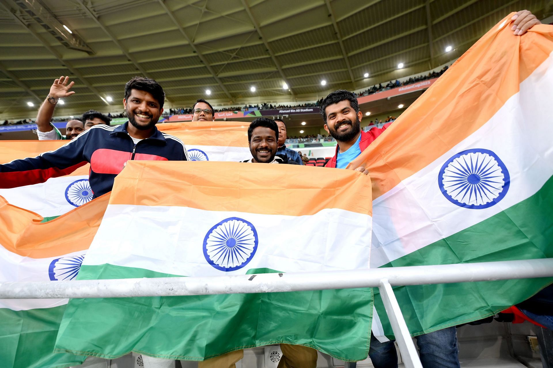 भारतीय टीम का समर्थन करने के लिए स्टेडियम में मौजूद फैंस।
