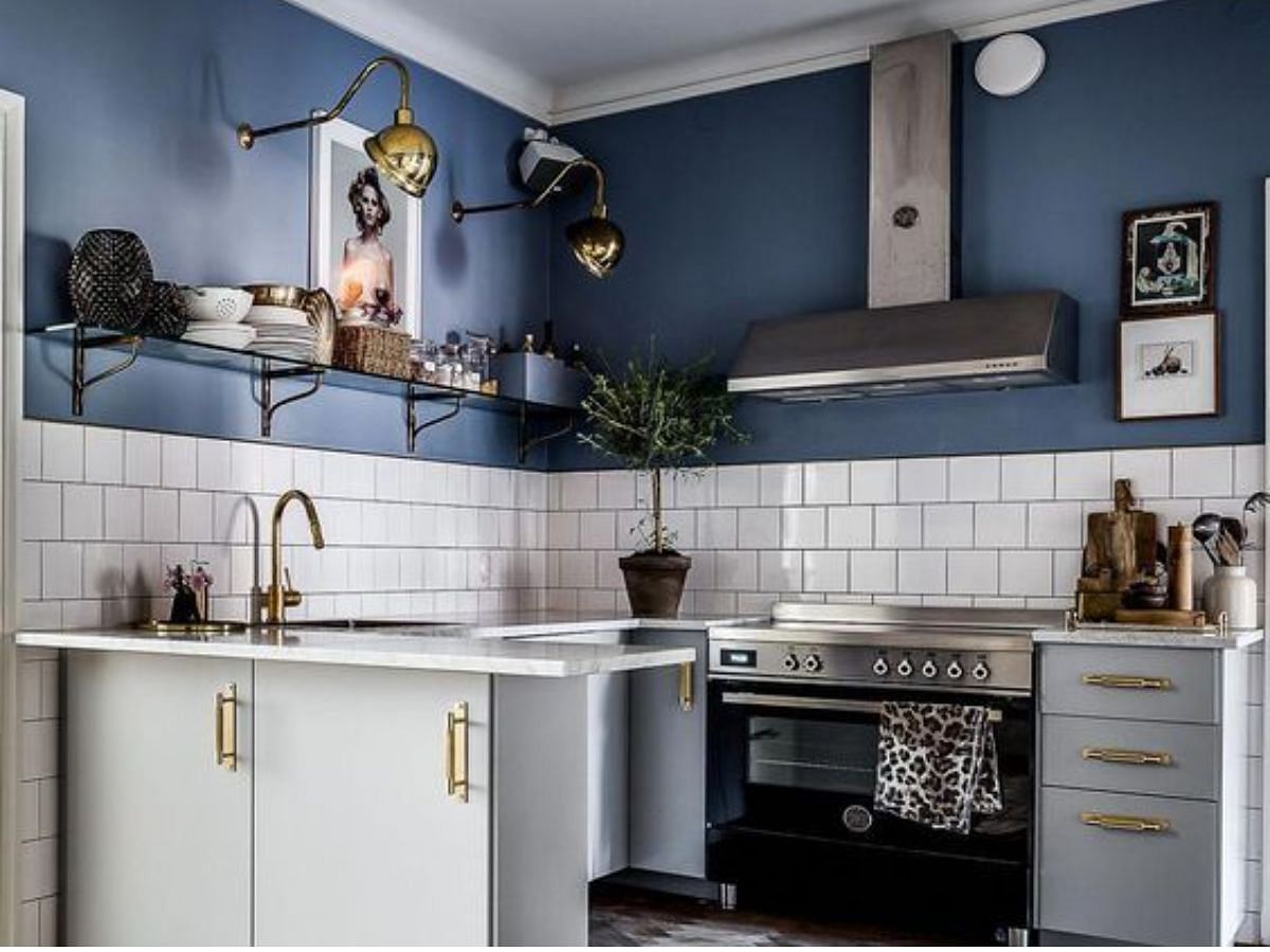 Deep sea blue on the kitchen walls (Image from Pinterest)