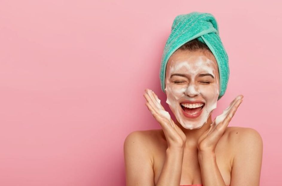 Cleansing your skin is an important step (Image via Freepik/wayhomestudio)