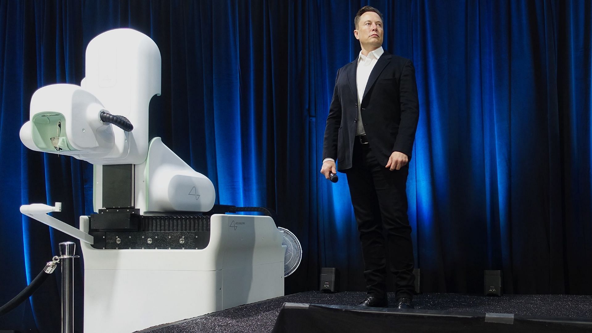 Elon Musk announces first human has received Neuralink implant (Image via Steve Jurvetson/Wikimedia Commons)