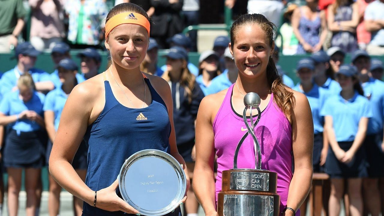 Daria Kasatkina (R) beat Jelena Ostapenko to win her maiden WTA Tour title in 2017.