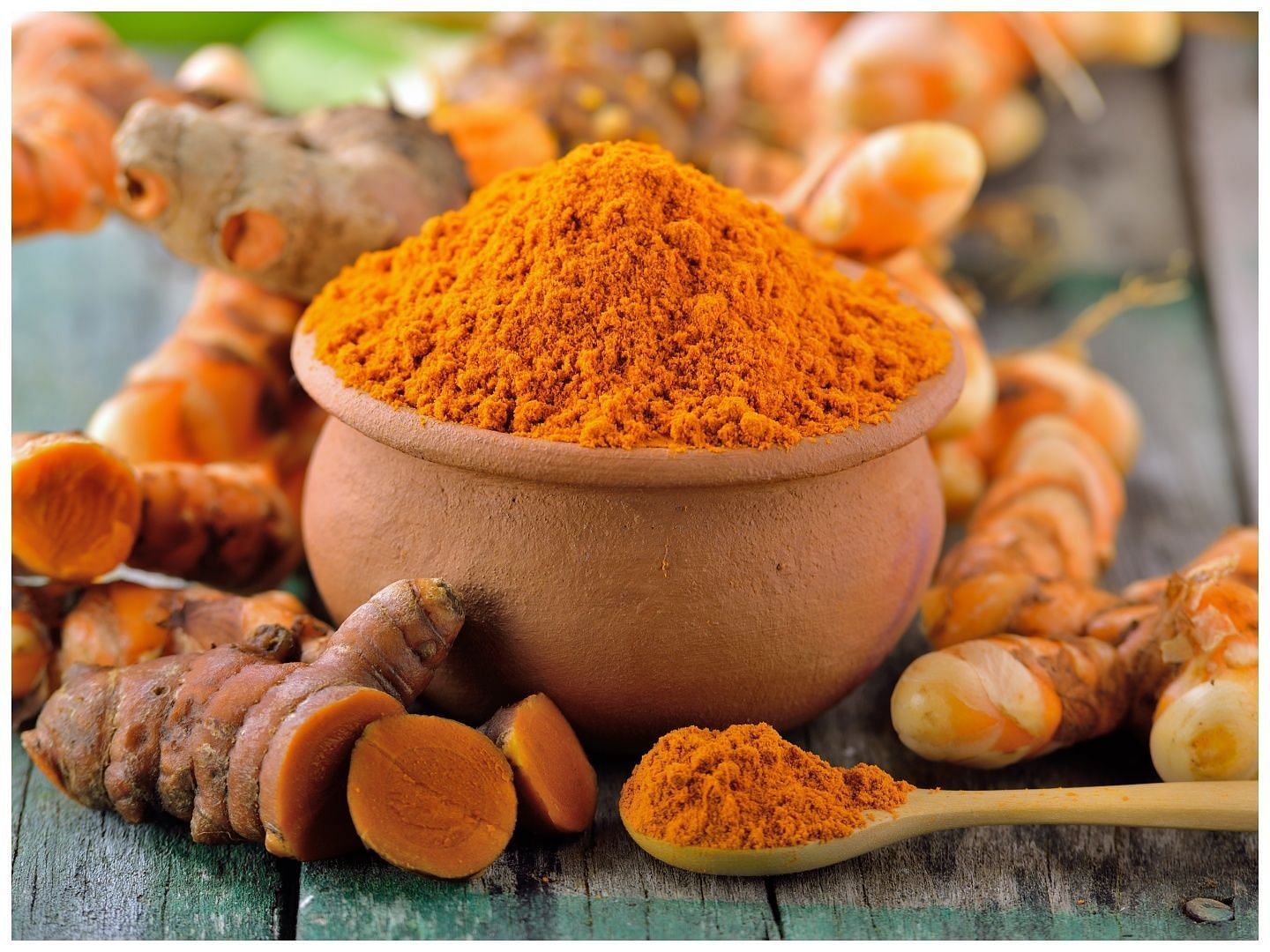Turmeric fights acne on your skin (Image via Vecteezy)