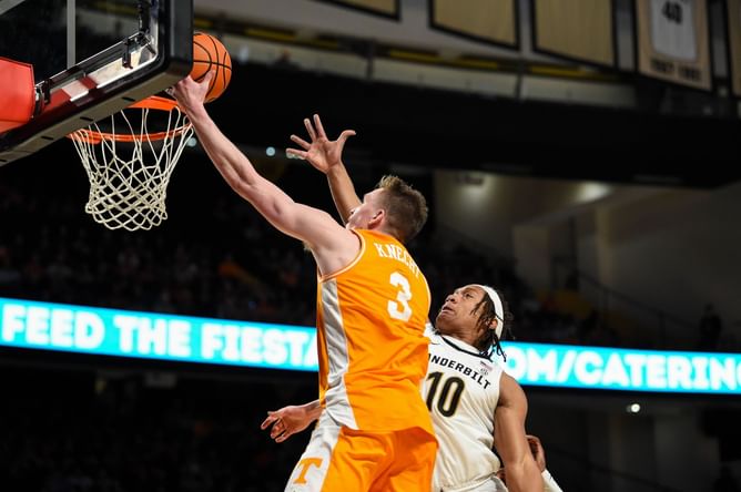 "A highlight reel waiting to happen": South Carolina HC Lamont Paris heaps praise on SEC star ahead of Tennessee matchup