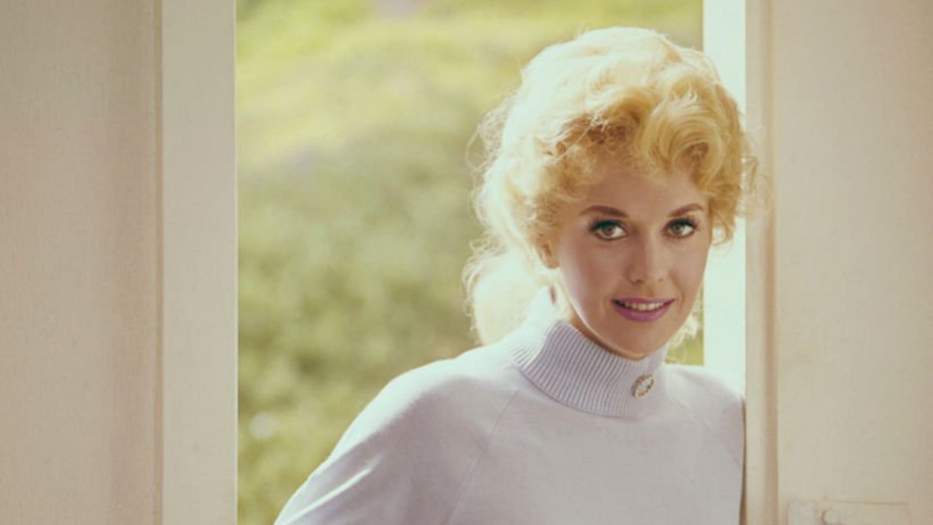 Donna Douglas (Image via Getty Images/Silver Screen Collection)
