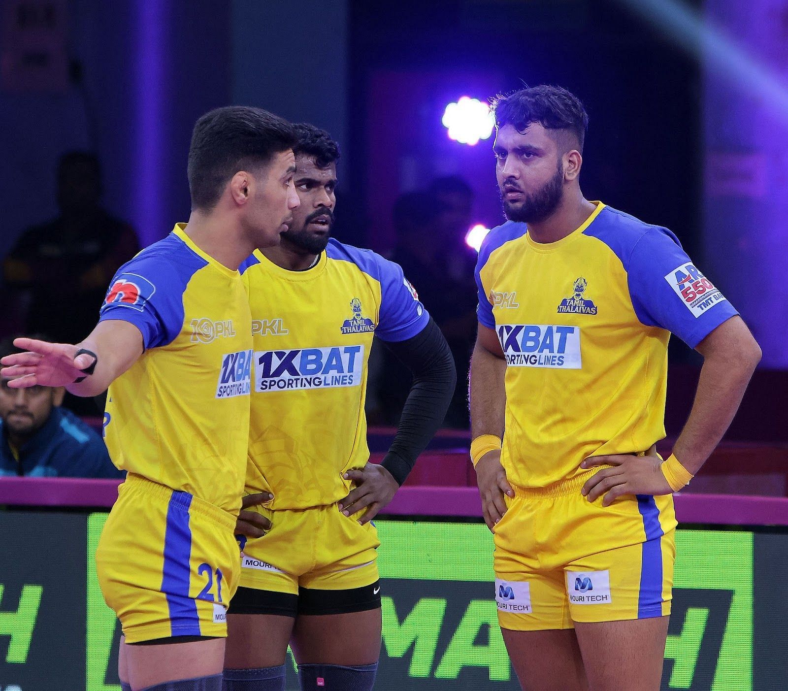Sahil Gulia (right) discussing with teammates (Credits: PKL)
