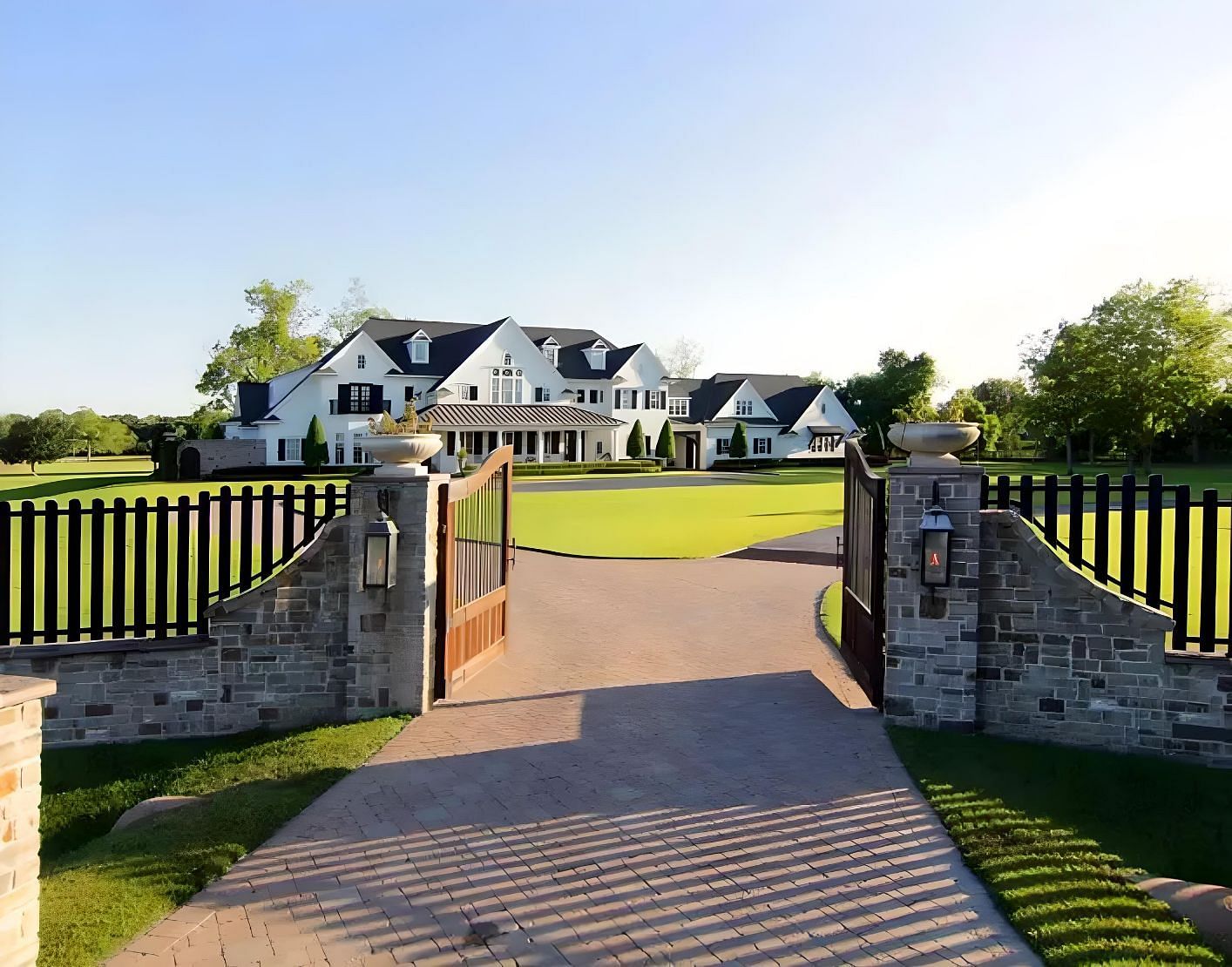 Reynolds&#039;s $4,900,000 Sugar Land mansion (Image credit:Realestate.chron.com)