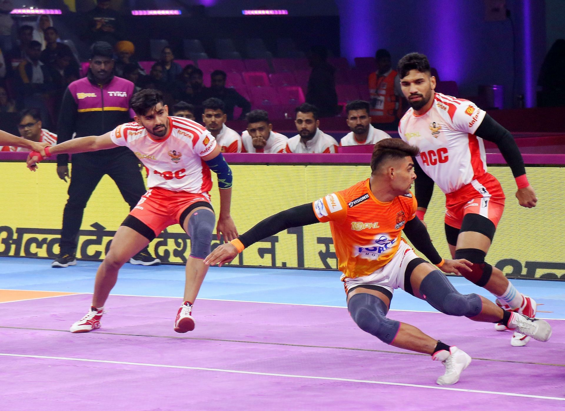 Aslam Inamdar in action against Giants (Credits: PKL)