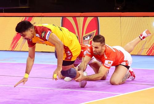 Pawan Sehrawat trying to escape Fazel Atrachali’s ankle-hold (Credits: PKL)