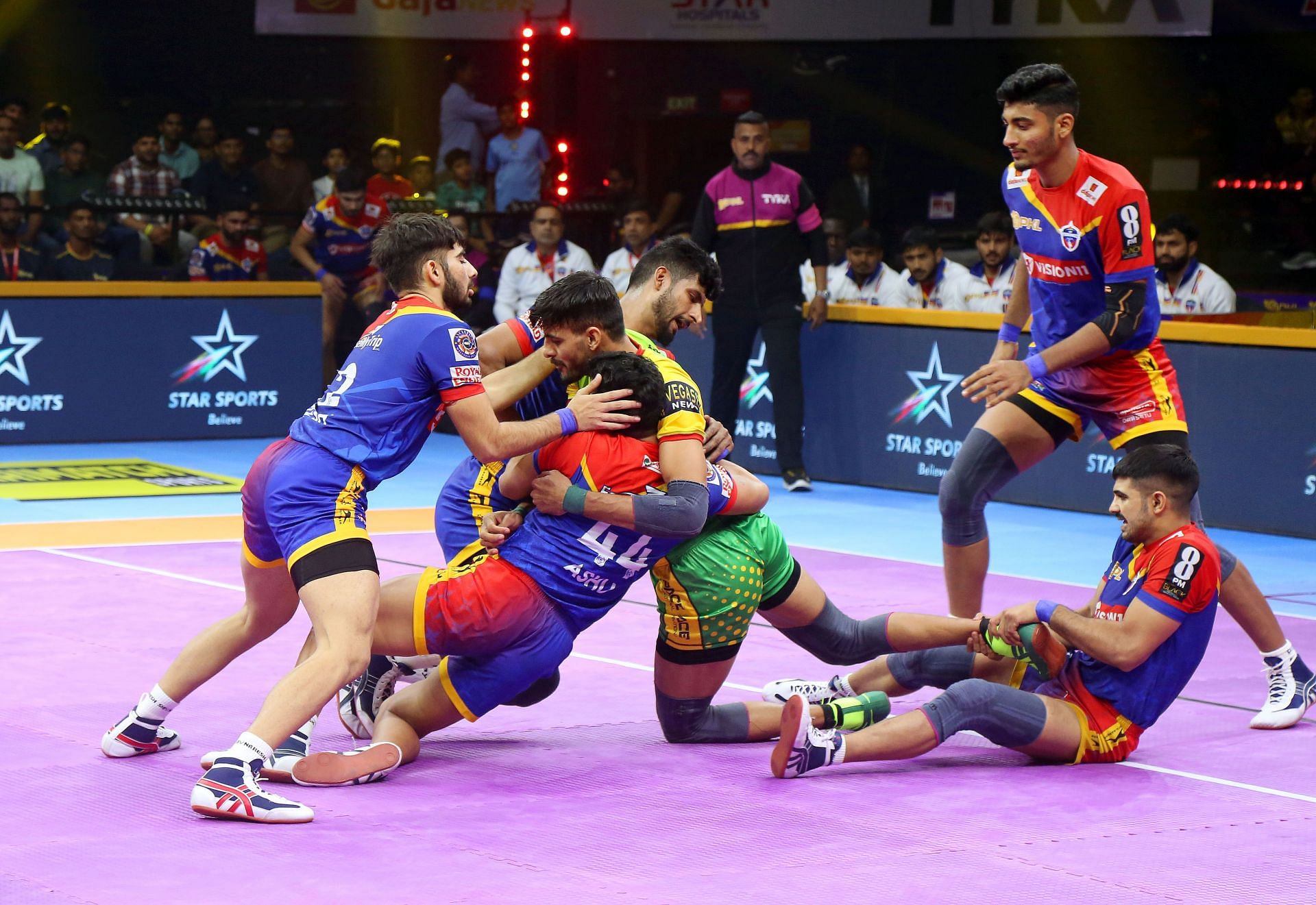 Sumit Sangwan (right) with an ankle-hold of Manjeet (Credits: PKL)