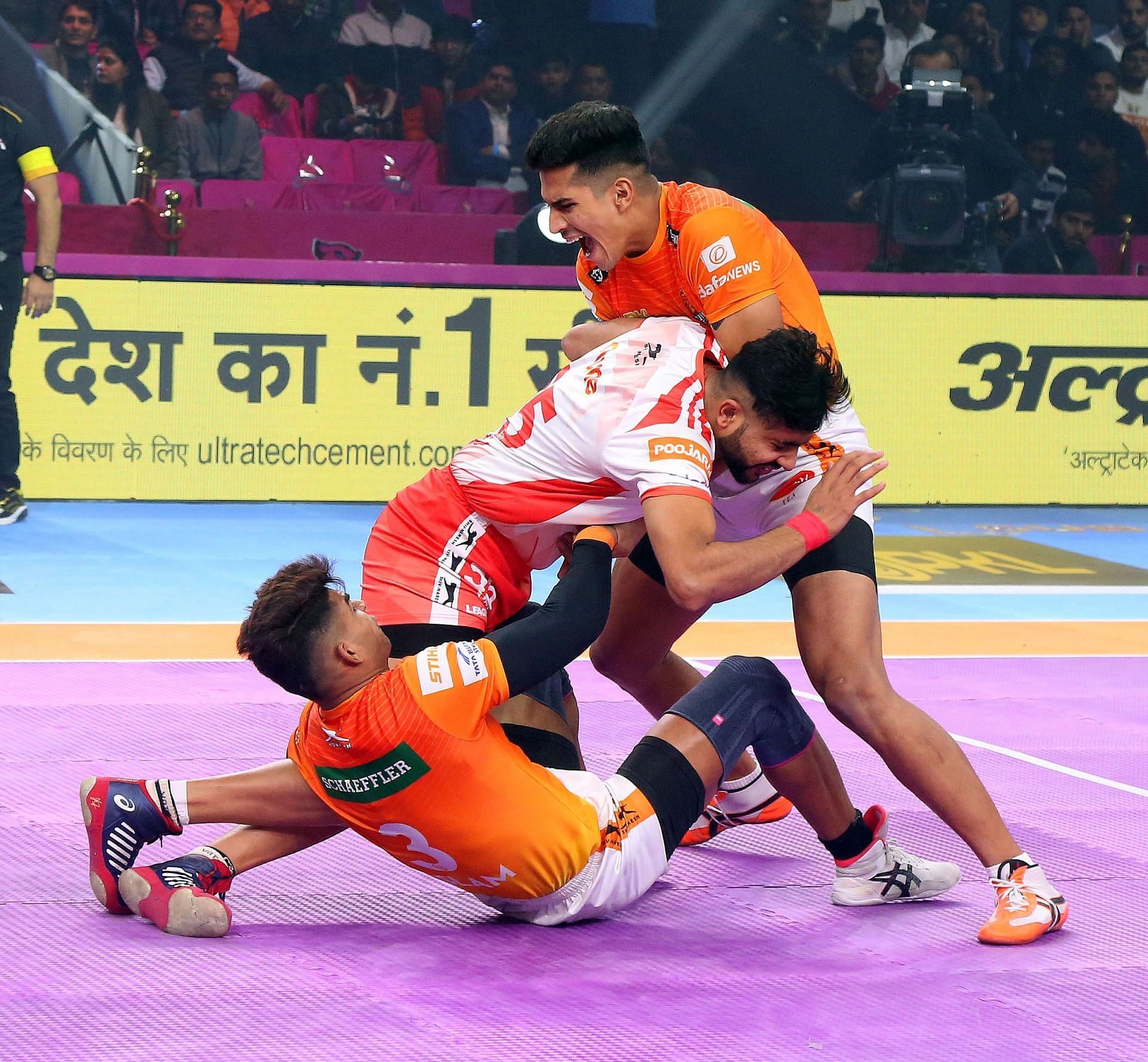 Aslam Inamdar and Gaurav Khatri (right) super tackled Sonu Jaglan (Credits: PKL)