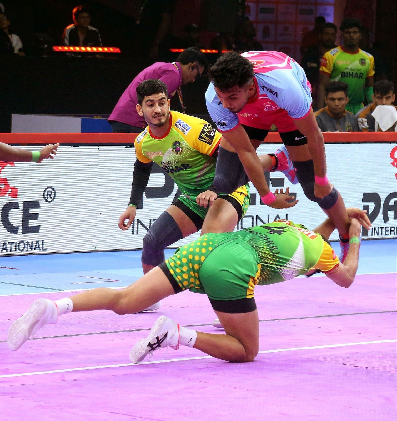 Krishan Dhull with an ankle-hold of Arjun Deshwal (Credits: PKL)