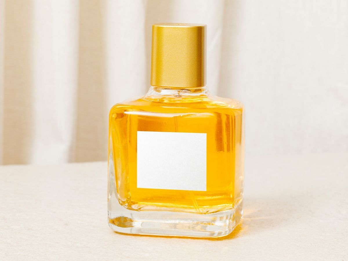 Free perfume sample (Image via Freepik)