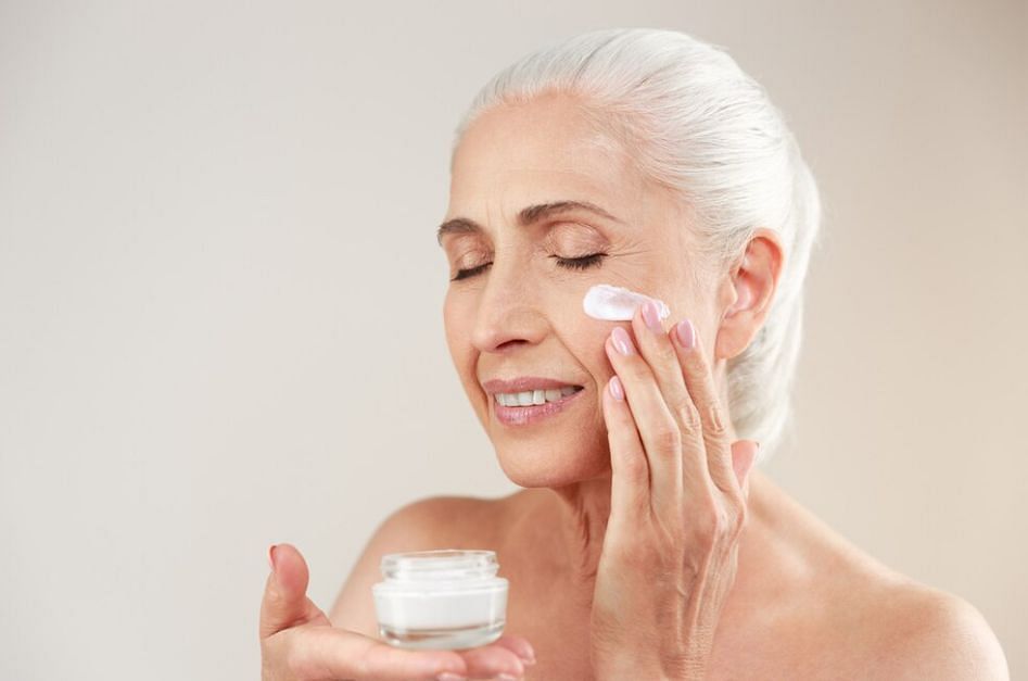 Anti-aging products are helpful at this stage (Image via Freepik/drobotdean)