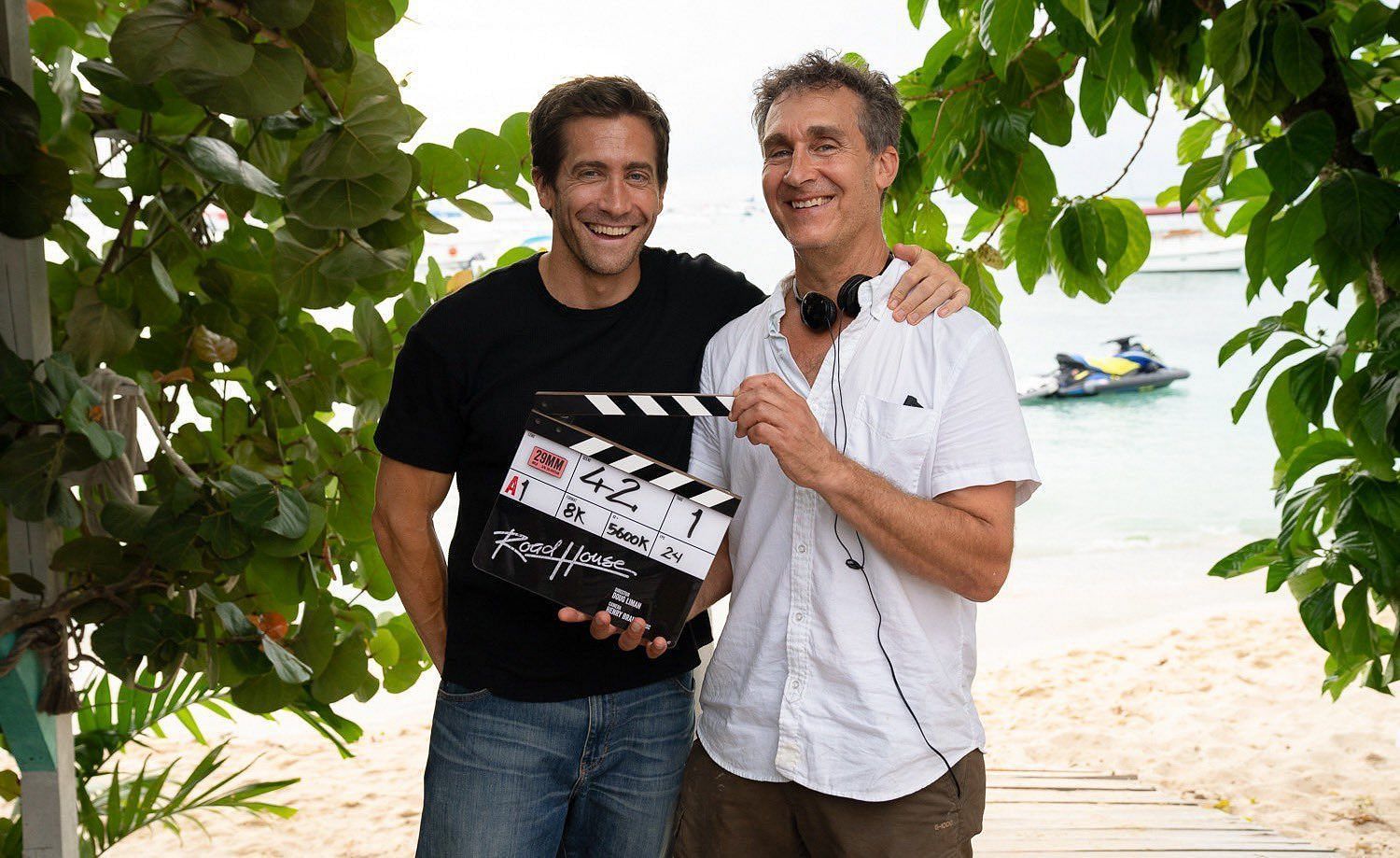Jake Gyllenhaal and director Doug Liman on the set of Road House (Image via Facebook @Cinexcepci&oacute;n)