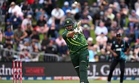 NZ vs PAK : न्यूजीलैंड में बना आजम खान के मोटापे का मजाक, बल्लेबाजी के लिए मैदान पर उतरते ही बजा 'Big Show' का थीम सांग